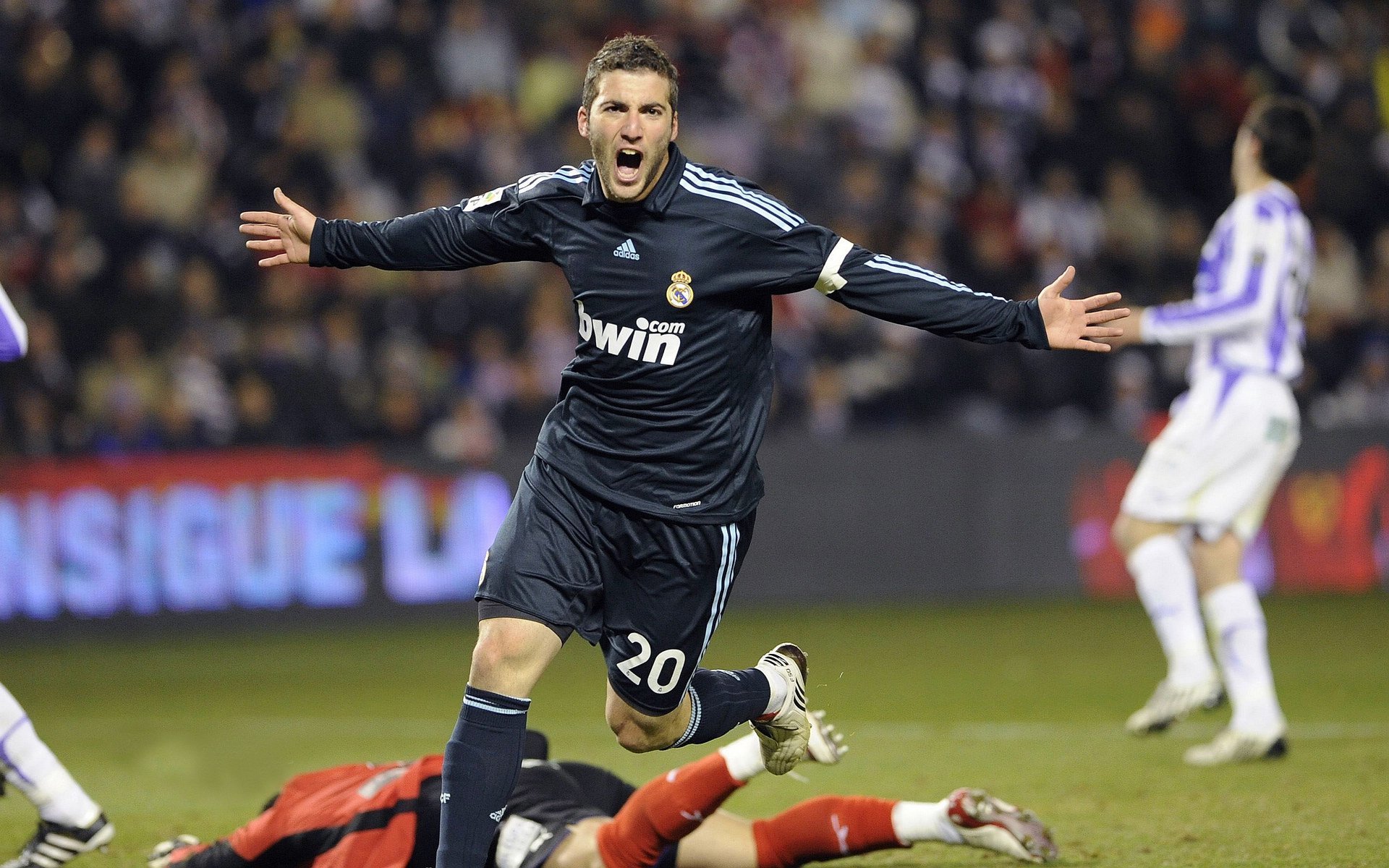 Doinb巅峰对决，C罗与50激战雄鹿分钟，挺进下一轮胜负难料！